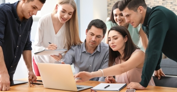 עורך דין עם קבוצת אנשים