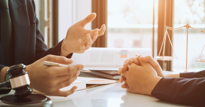 תקריב של פגישת עורך דין עם לקוח