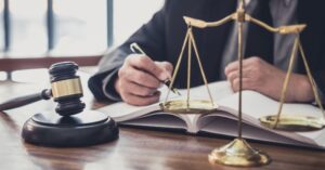 למה חשוב להתייעץ עם עו_ד מסחרי לפני חתימת חוזים